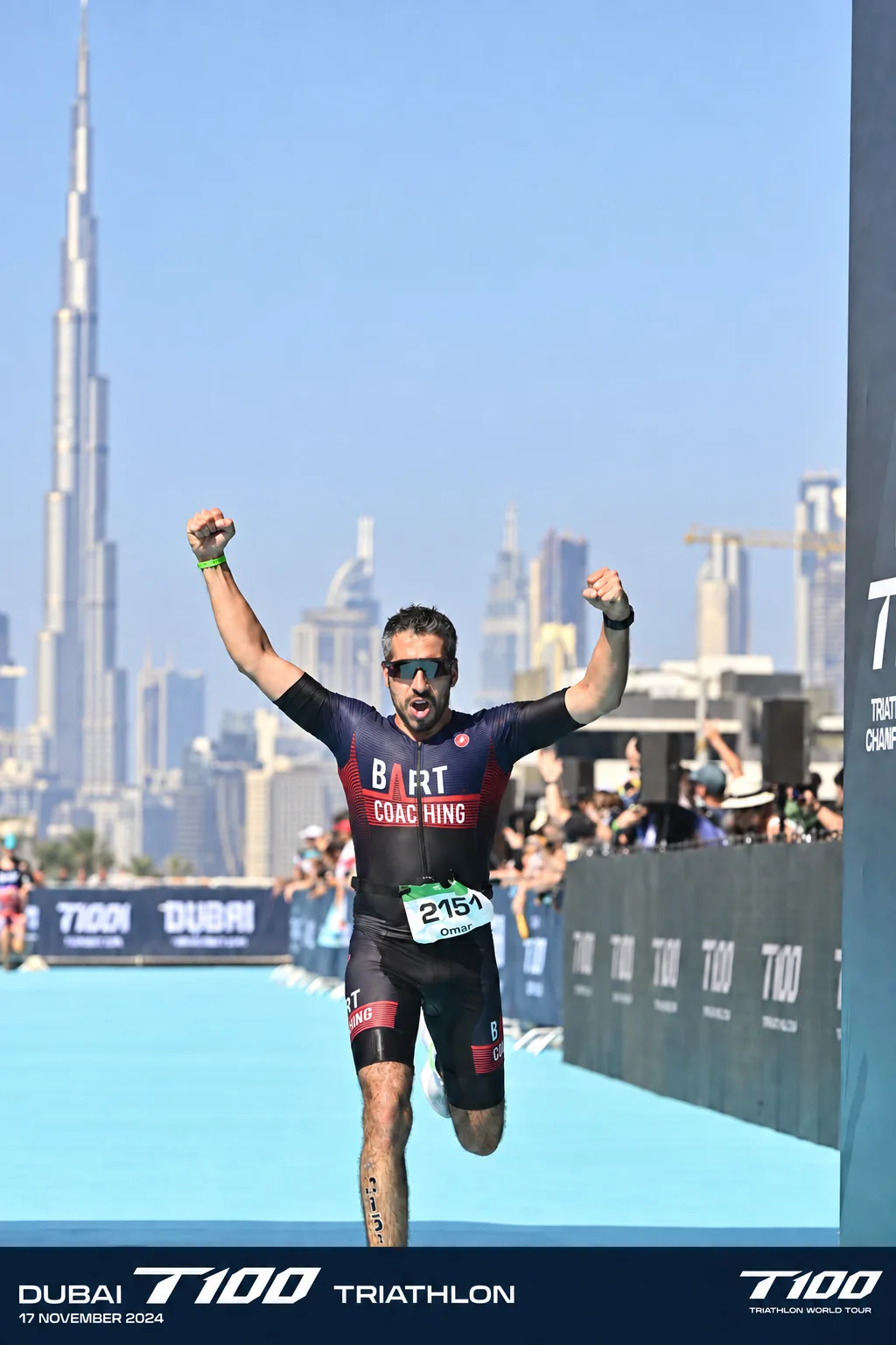 Omar Guitoune franchissant la ligne d’arrivée du T100 Dubaï 2024, Burj Khalifa en arrière-plan
