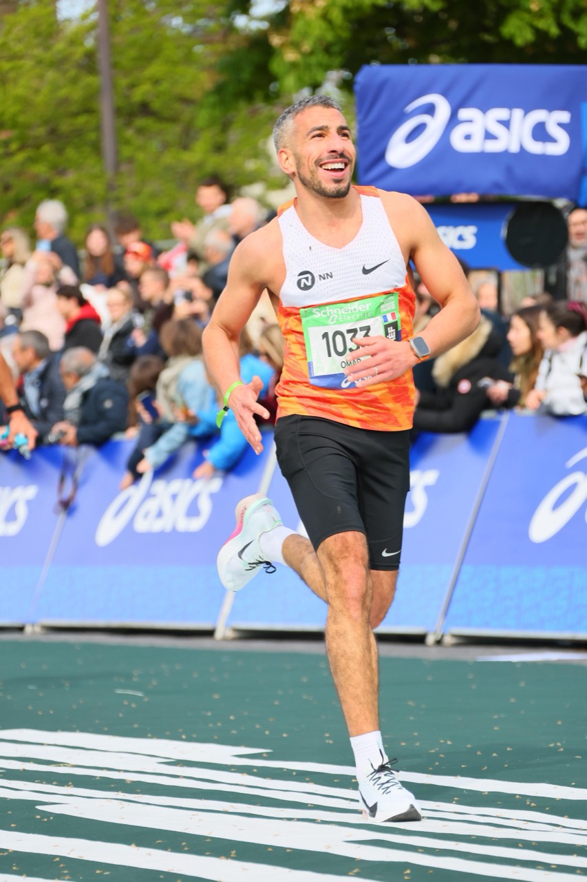 Omar Guitoune en course sur le Marathon de Paris