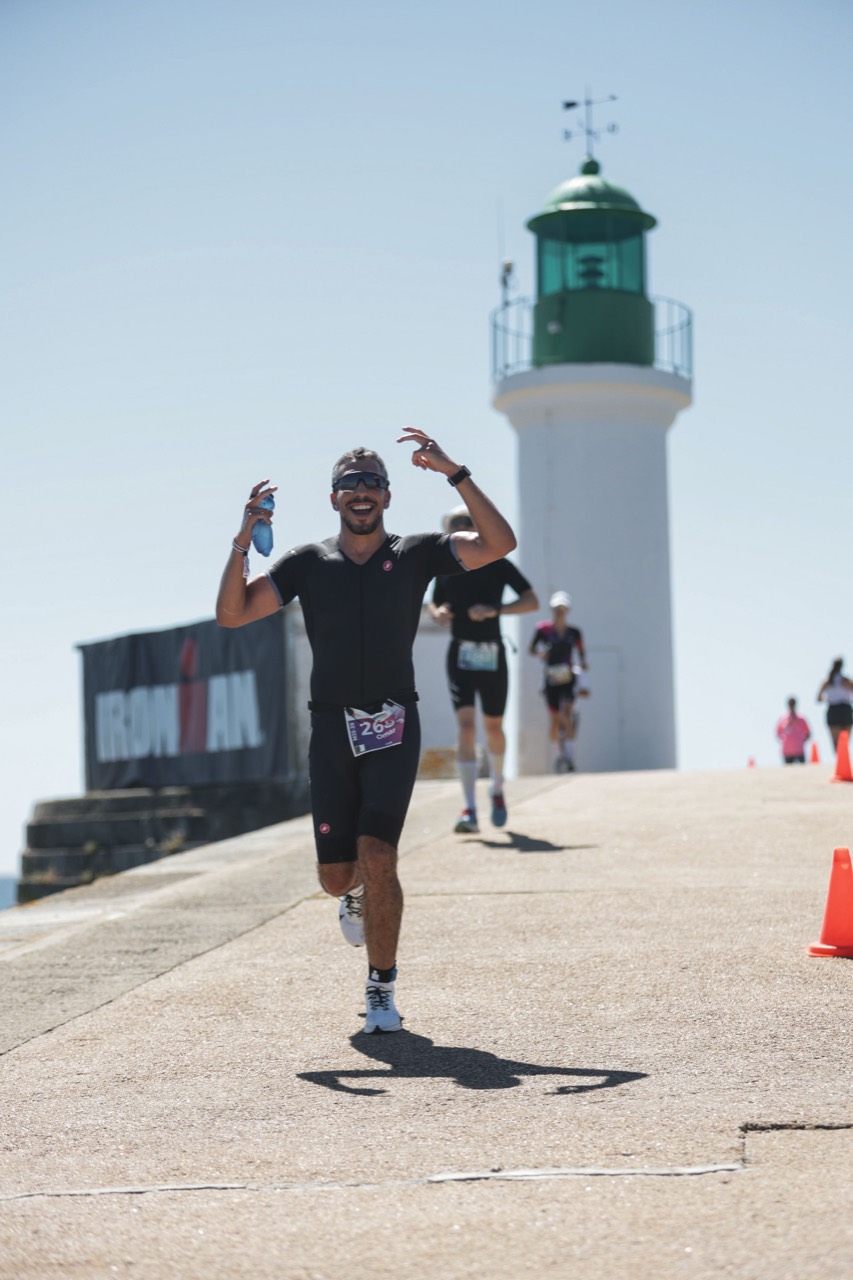 Omar Guitoune courant pendant un triathlon près d’un phare